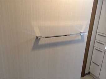 ブラックのアクセントパネルでシックな浴室に